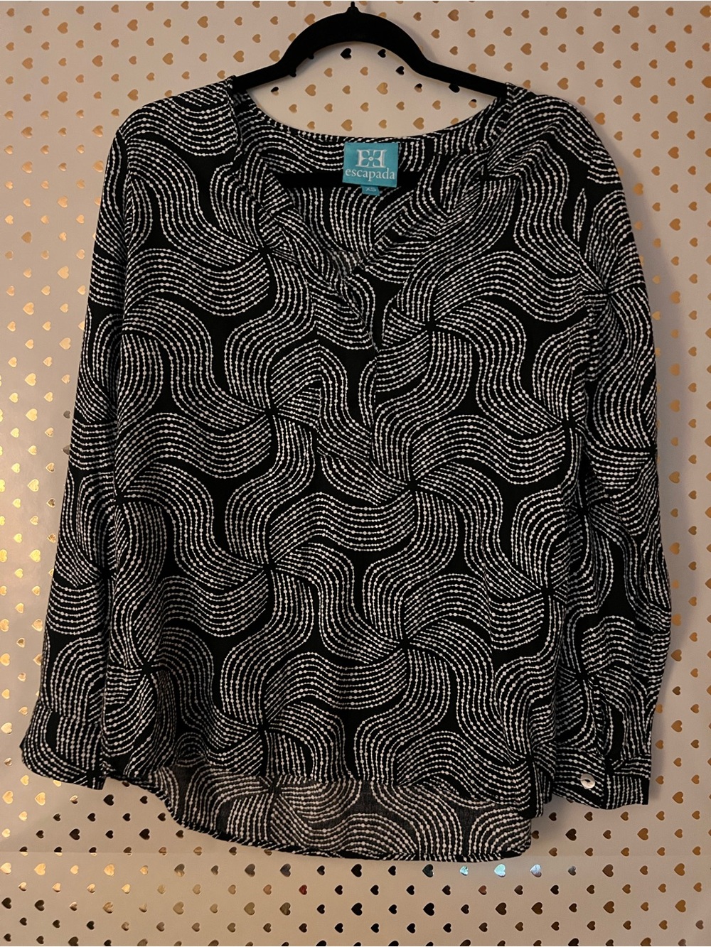 escapada Black & White Swirl-Print Long Sleeve V-Neck Top